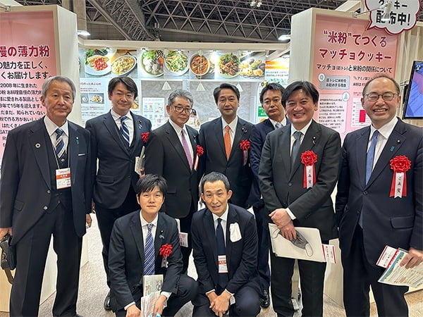 米粉製品の展示を視察 米の需要拡大・創出検討PT