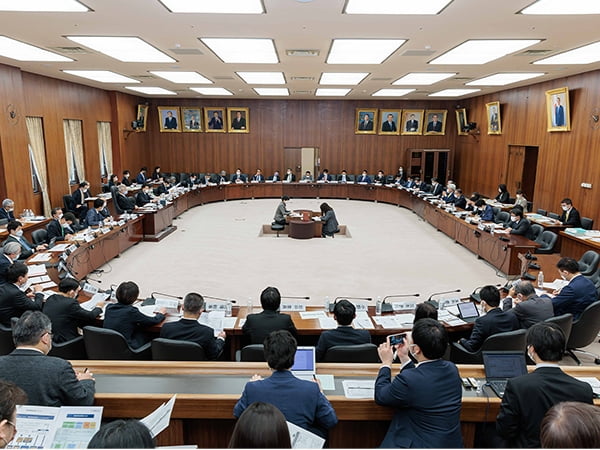 国民のための憲法論議を深める　今国会初の衆院憲法審査会