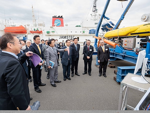 日本の未来は海にレアアース生産技術視察