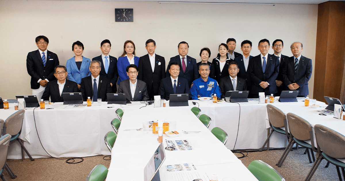 ISS長期滞在ミッションから帰還 若田宇宙飛行士から報告受ける