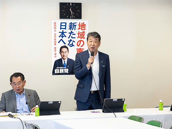 教師の勤務環境改善でより良い教育へ文科省提言の説明受ける