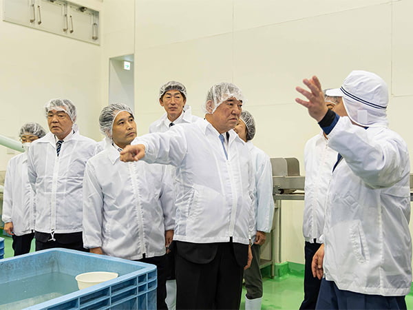 日本の水産業を守り抜く水産総合調査会がオホーツクのホタテ生産現場を視察