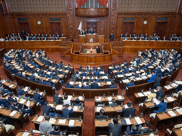 新たな経済対策で力強い日本を 所信表明演説に対するわが党代表質問