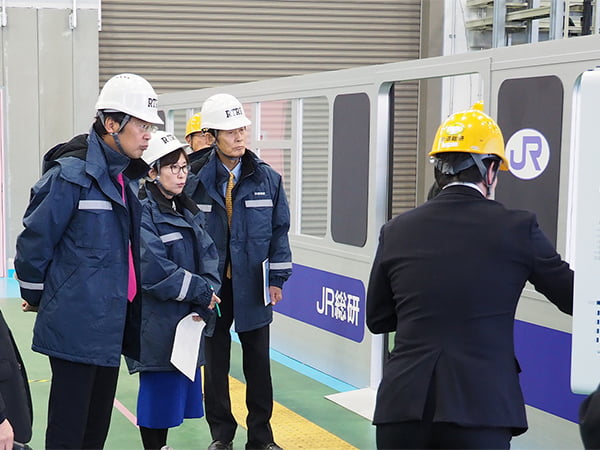 高い技術で海外との連携を鉄道調査会が鉄道総研を視察