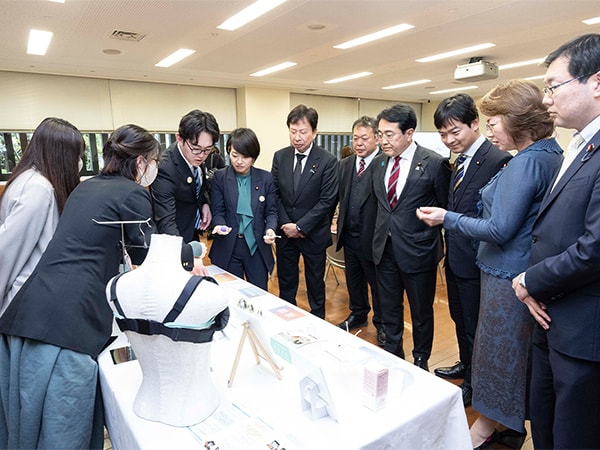 女性の笑顔は社会の宝〜「フェムテック・健康経営展」開催 女性特有の健康上の悩みを共有〜