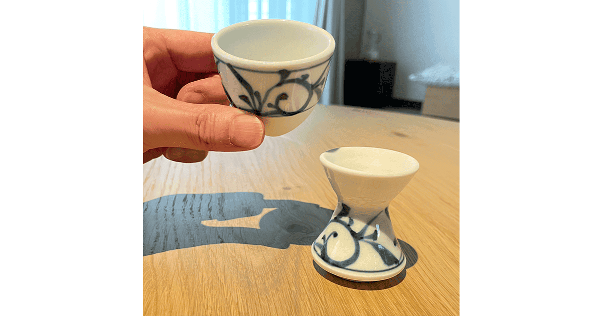 砥部焼の「べく杯」と台座