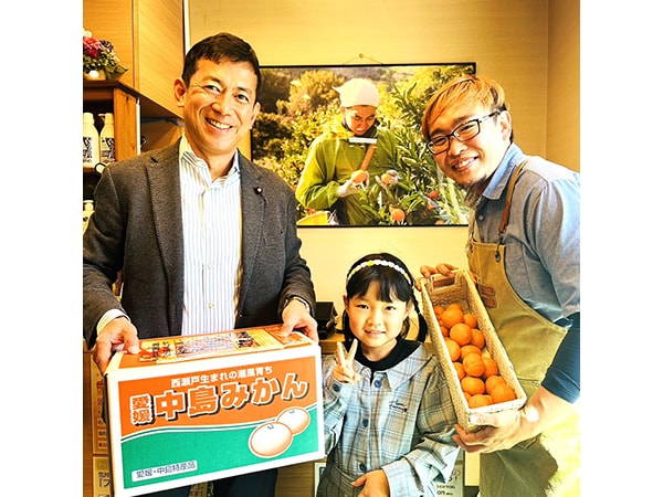 自由民主8面コラム「思わず食べたい私の推しメシ」中西 健治衆議院議員床屋さんのみかん