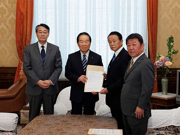 安定的な皇位継承と皇族数確保 わが党所見を衆参両院議長に提出