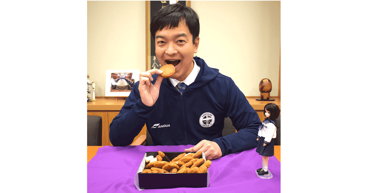 宮路 拓馬衆議院議員がつけ揚げを食べる様子
