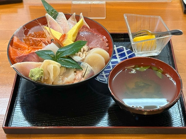 自由民主8面コラム「思わず食べたい私の推しメシ」塚田 一郎衆議院議員佐渡島の海鮮丼