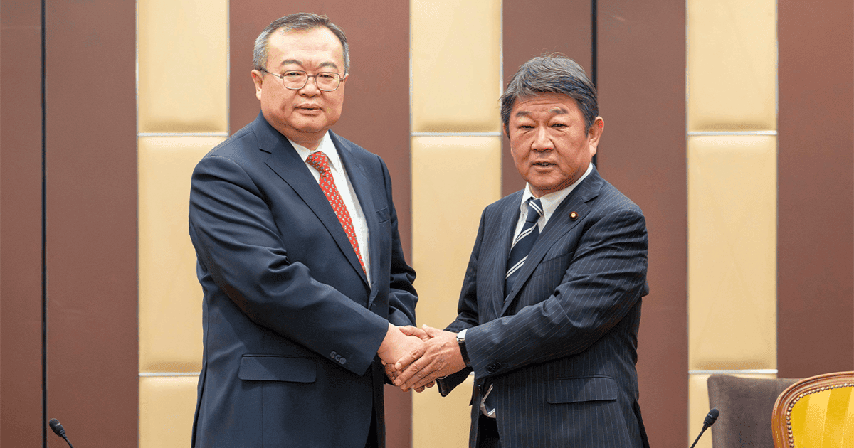 握手を交わす茂木幹事長と中国共産党中連部 劉建超部長