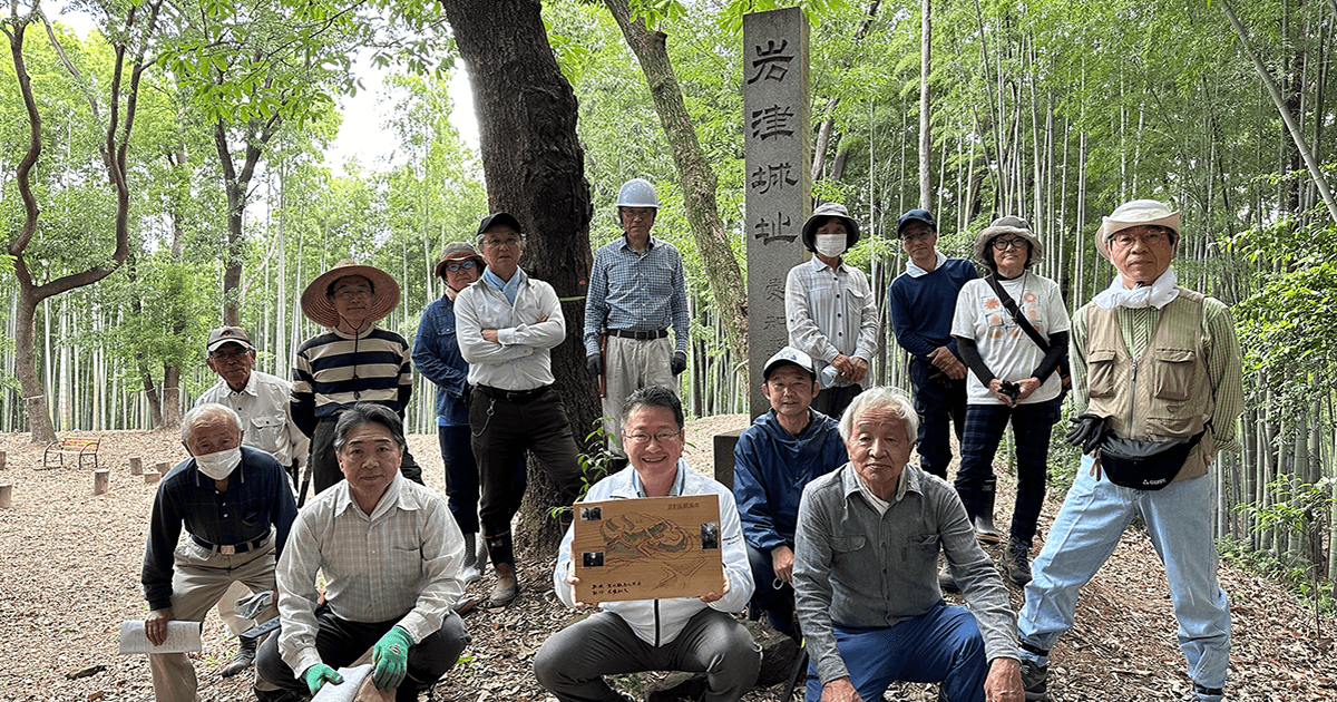 岩津城址の縄張図を持つ中根 義高愛知県議