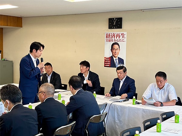 北海道強靱化へ連携を確認北海道開発特が鈴木知事から要望受ける