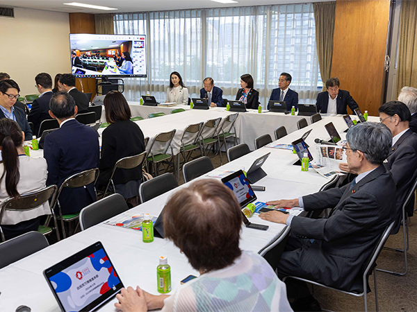 大屋根リングつながる万博本部が説明受ける