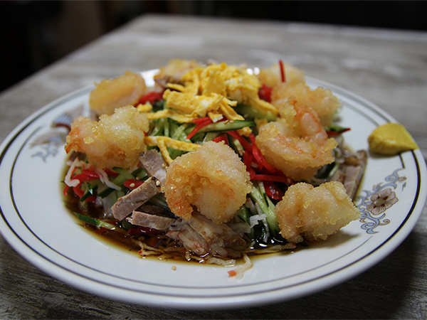 自由民主8面コラム「思わず食べたい私の推しメシ」石原 宏高衆議院議員武蔵小山商店街の「エビ冷やし中華」