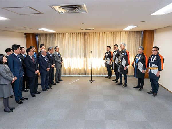 党本部で「木遣り」披露 日本鳶工業連合会