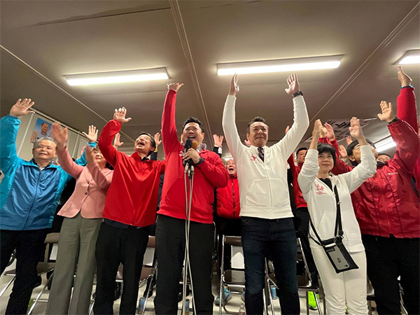 [沖縄市長選]花城大輔氏が勝利