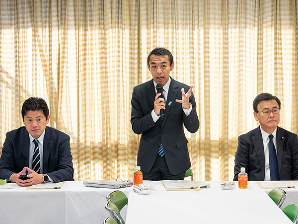 文科部会 給食費無償化の課題について説明受ける