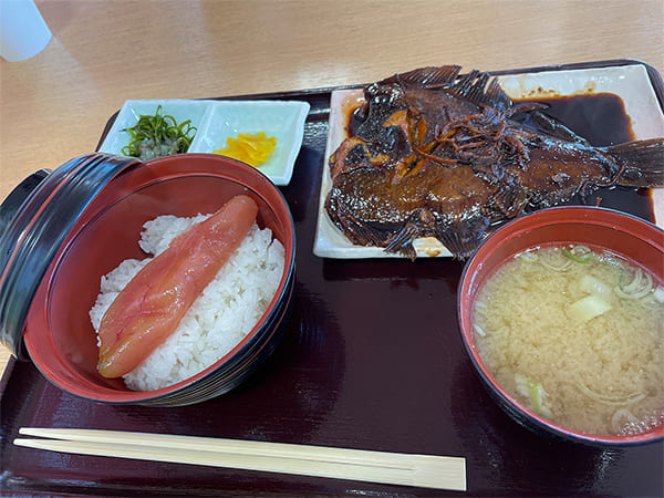 自由民主8面コラム「思わず食べたい私の推しメシ」向山 淳 衆議院議員浜のかあさん食堂の定食