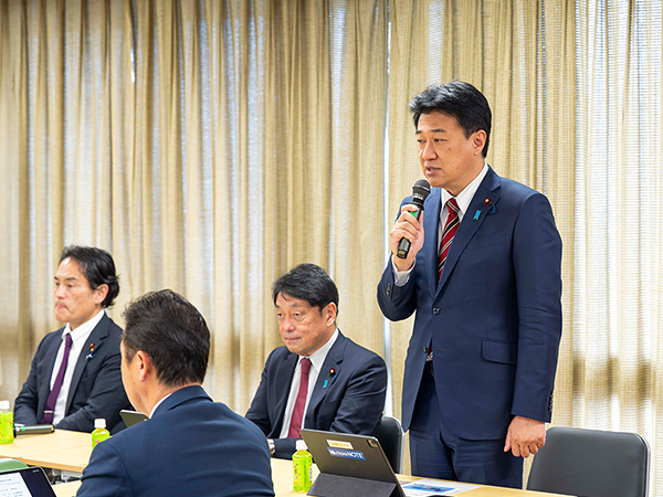 捜索救難活動と練習機の運用再開を同時並行で