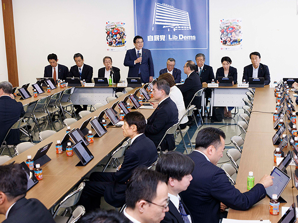 消費税減税に賛否の意見税制調査会が勉強会を開催