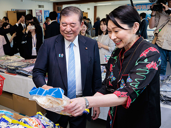 党本部で沖縄物産展開催