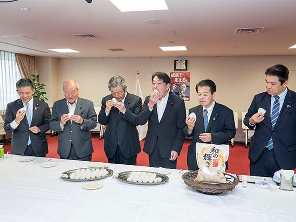 政府備蓄米の試食「おいしい」森山幹事長が品質維持の保管技術に感嘆