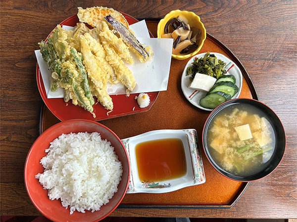 自由民主8面コラム「思わず食べたい私の推しメシ」葉梨 康弘衆議院議員ワカサギの天ぷら定食