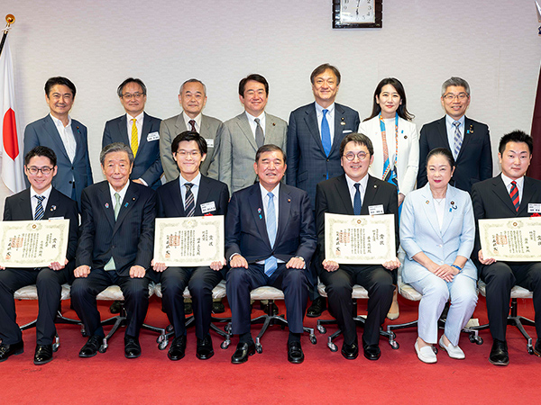 国際局 論文コンテスト授賞式を開催石破総裁「わが党の知恵として生かす」