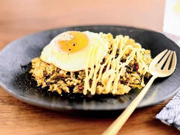 自由民主8面コラム「思わず食べたい私の推しメシ」藤丸 敏衆議院議員小さい頃の農作業を思い出す「高菜メシ」