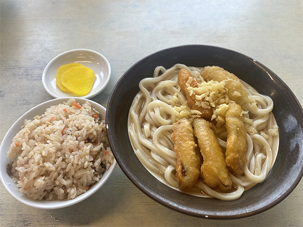 自由民主8面コラム「思わず食べたい私の推しメシ」古賀 篤衆議院議員食べても減らない魔法のうどん