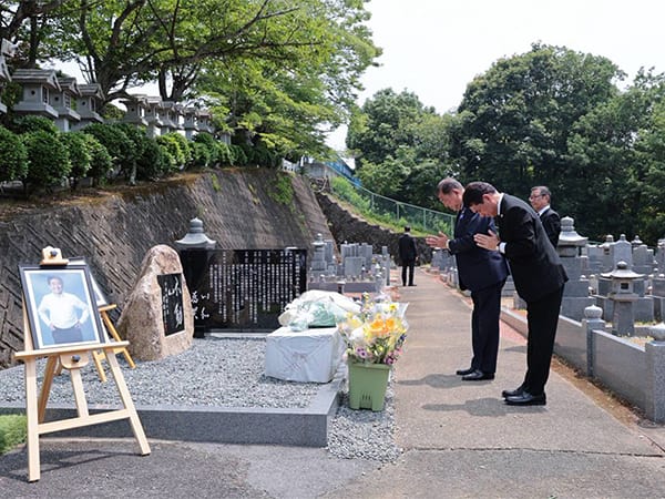 7月8日 安倍晋三元総裁の命日石破総裁が慰霊碑「留魂碑」に献花