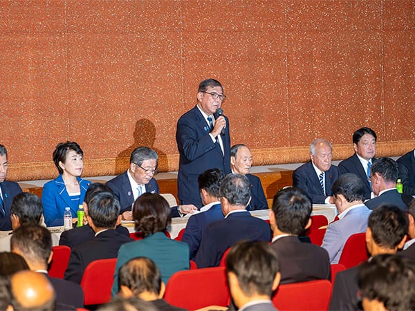 石破総裁、参院選の結果を陳謝両院議員懇談会を開催 党再生へ激論交わす