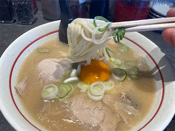 自由民主8面コラム「思わず食べたい私の推しメシ」岩田 和親衆議院議員知る人ぞ知る「佐賀ラーメン」