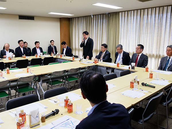 日米で強い供給網を構築投資イニシアチブについて説明受ける