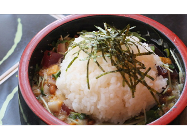 自由民主8面コラム「思わず食べたい私の推しメシ」宮本 和宏参議院議員青春の味「スタミナ納豆丼」