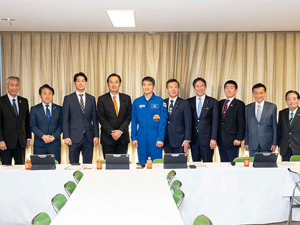宇宙開発へさらなる後押しをISSから帰還の宇宙飛行士・大西卓哉氏から報告受ける