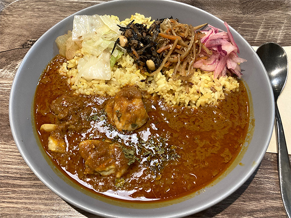 自由民主8面コラム「思わず食べたい私の推しメシ」見坂 茂範参議院議員私の元気の源「カレーライス」