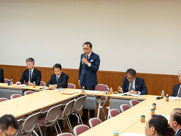 鳥インフル本部情勢を踏まえた法制度へ家畜衛生の現状と課題について説明受ける