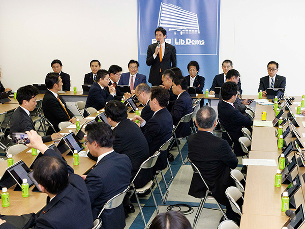 「強い経済」の実現へ令和8年度予算編成の基本方針について説明受ける