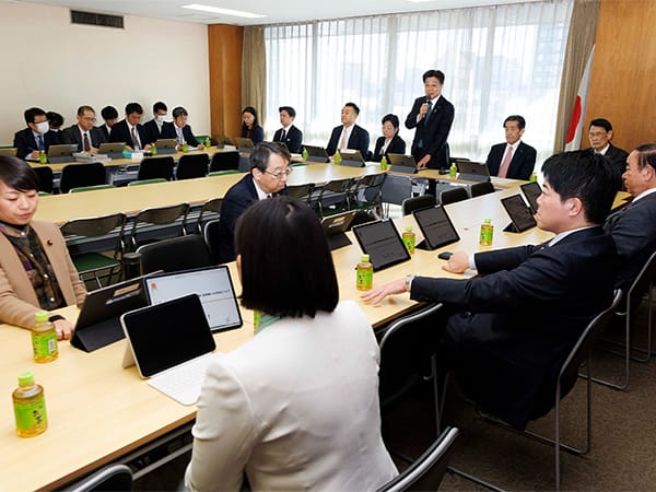 SNS上の偽・誤情報 早急に実効性ある対策を