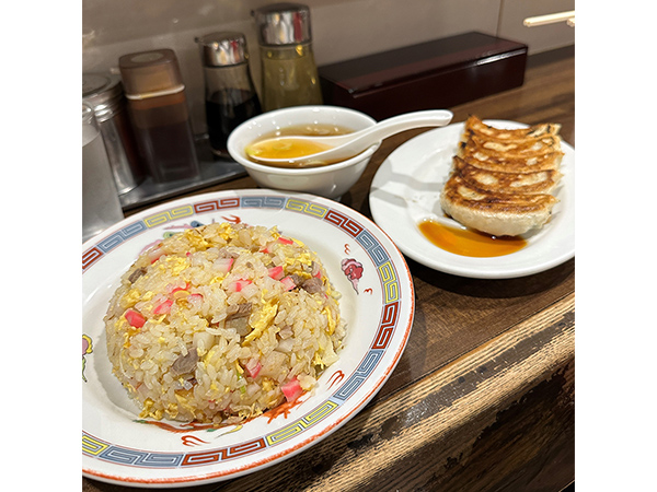 自由民主8面コラム「思わず食べたい私の推しメシ」いんどう 周作参議院議員大行列に並んででも食べたくなる「龍昧」のチャーハン