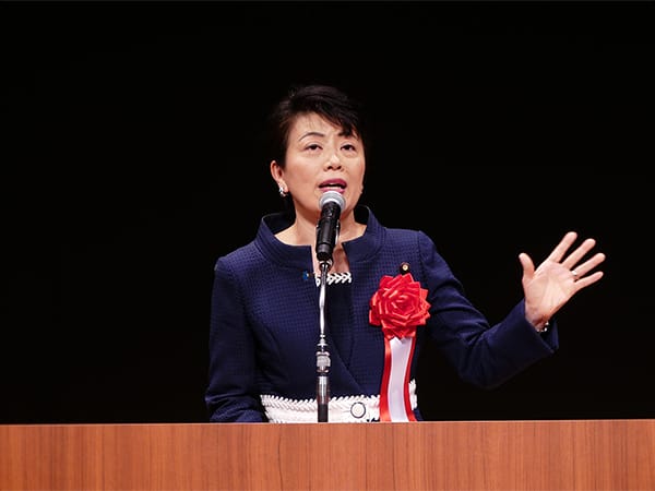 「竹島の日」記念式典に有村総務会長が出席