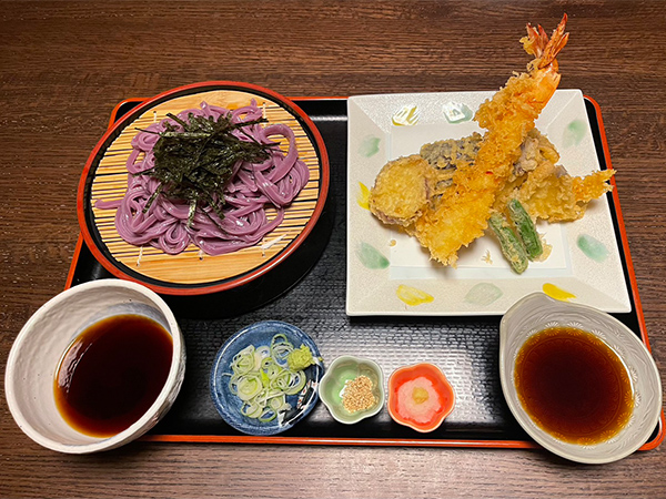 自由民主8面コラム「思わず食べたい私の推しメシ」土屋 品子衆議院議員「隠れたうどん大国」埼玉県が誇る春日部の「藤うどん」