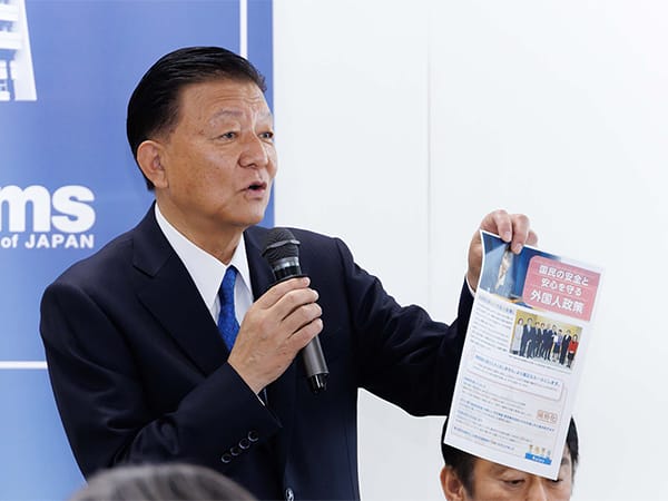 新しい「外国人政策」を分かりやすく外国人政策本部がチラシを作成