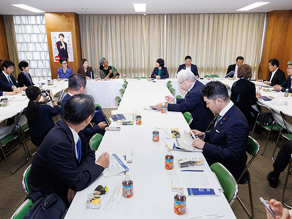「世界的に不安が増す中で国際協力はさらに重要」 国際協力調査会がエザコンワ国連開発計画アフリカ局長と意見交換