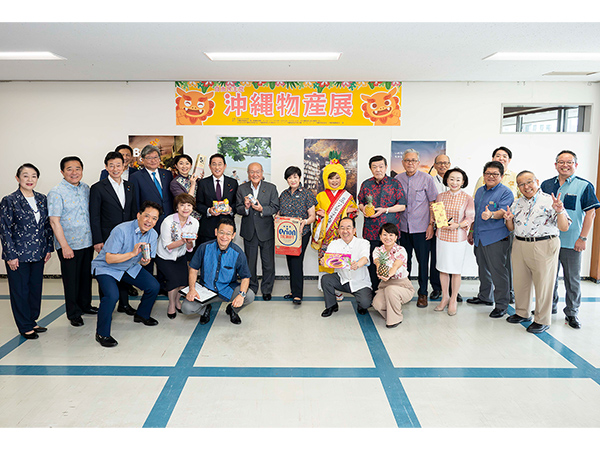 「かりゆしウェア」普及から20年 沖縄物産展を開催