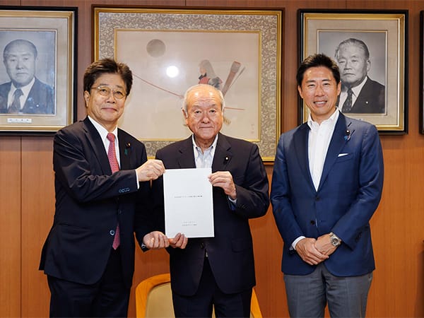 人材育成・法令順守・業務効率化を提言ガバナンス委員会が鈴木俊一幹事長に申し入れ