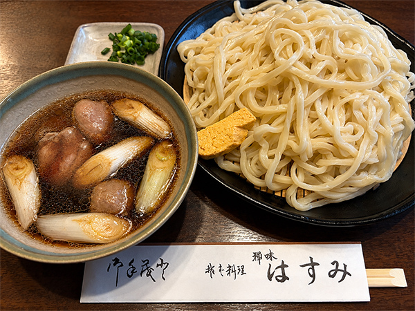 自由民主8面コラム「思わず食べたい私の推しメシ」井原 隆衆議院議員自家製手打ちうどんと絶品鴨肉