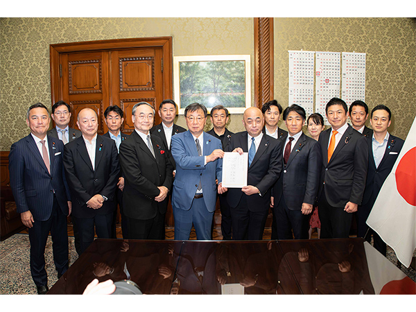 「国旗損壊罪」創設法案与党案修正し4党で共同提出